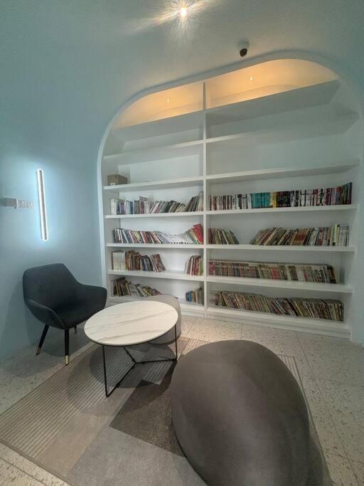 Curious, Here - Klang Apartment