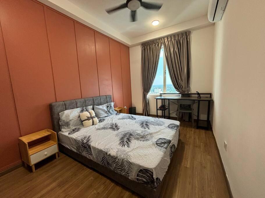 Apartment Curious, Here - Klang