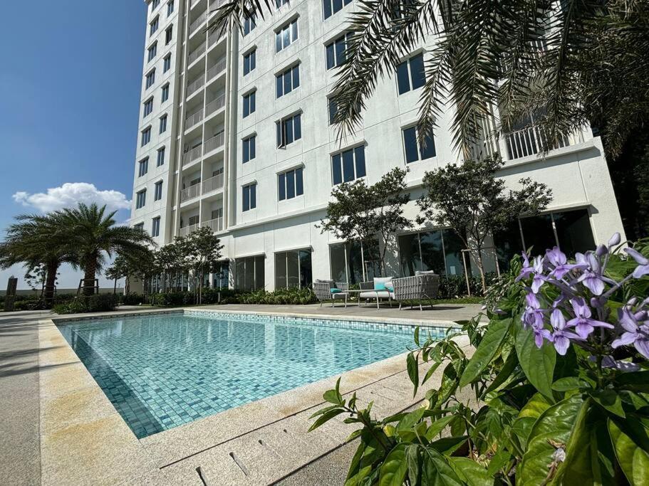 Apartment Curious, Here - Klang *